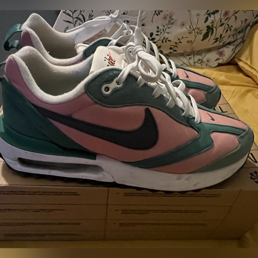 Nike Women’s Air max Dawn